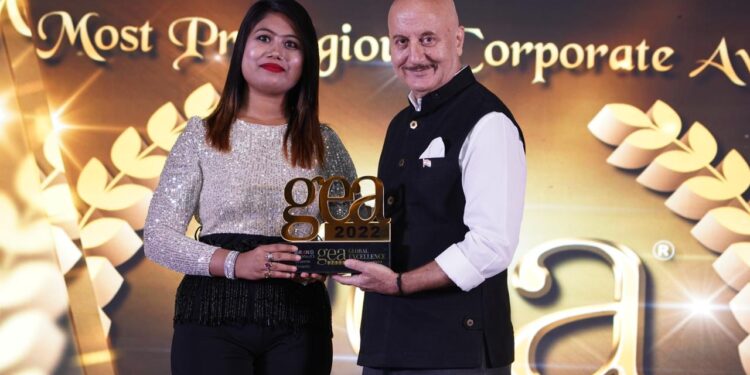 Scars to Stars: Award-Winning Celebrity Tarot Reader Guides Thousands with Unique FATE Method